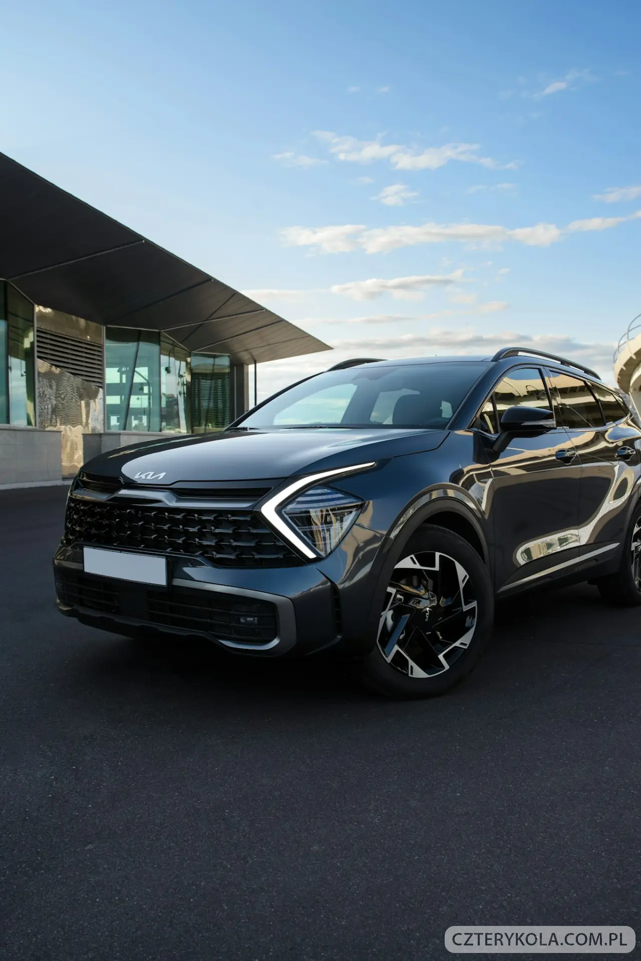 Używany SUV Kia Sportage zaparkowany przed budynkiem