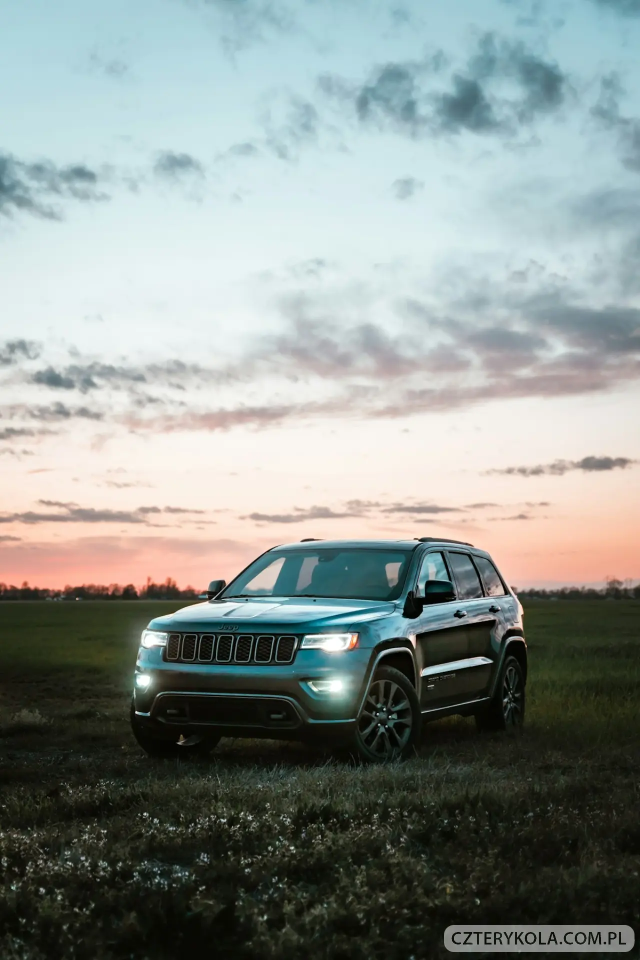 Uzywany SUV Jeep Grand Cherokee o zachodzie slonca