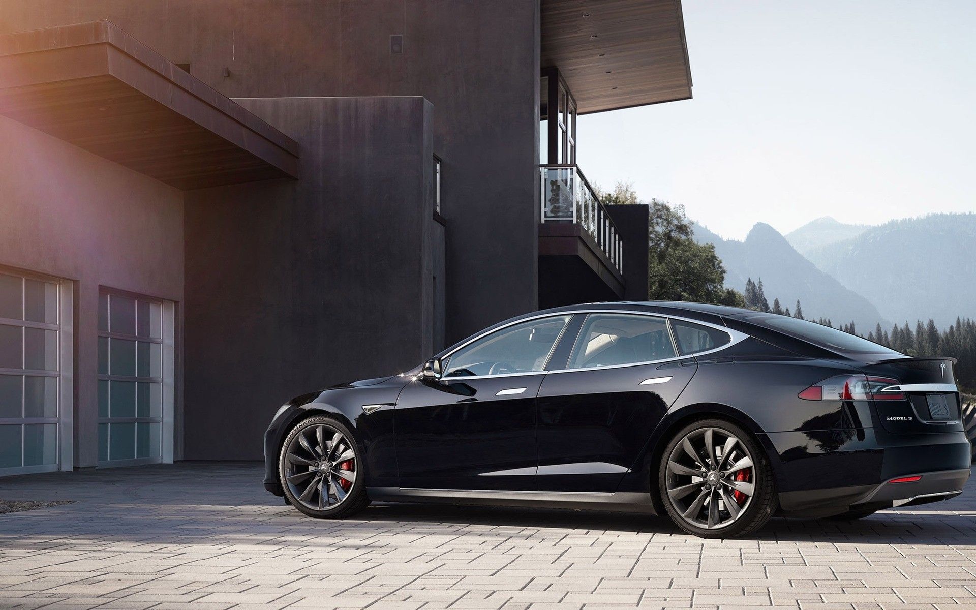 tesla-model-s-pierwszy-samochod-elektryczny-ktory-przejedzie-610-km