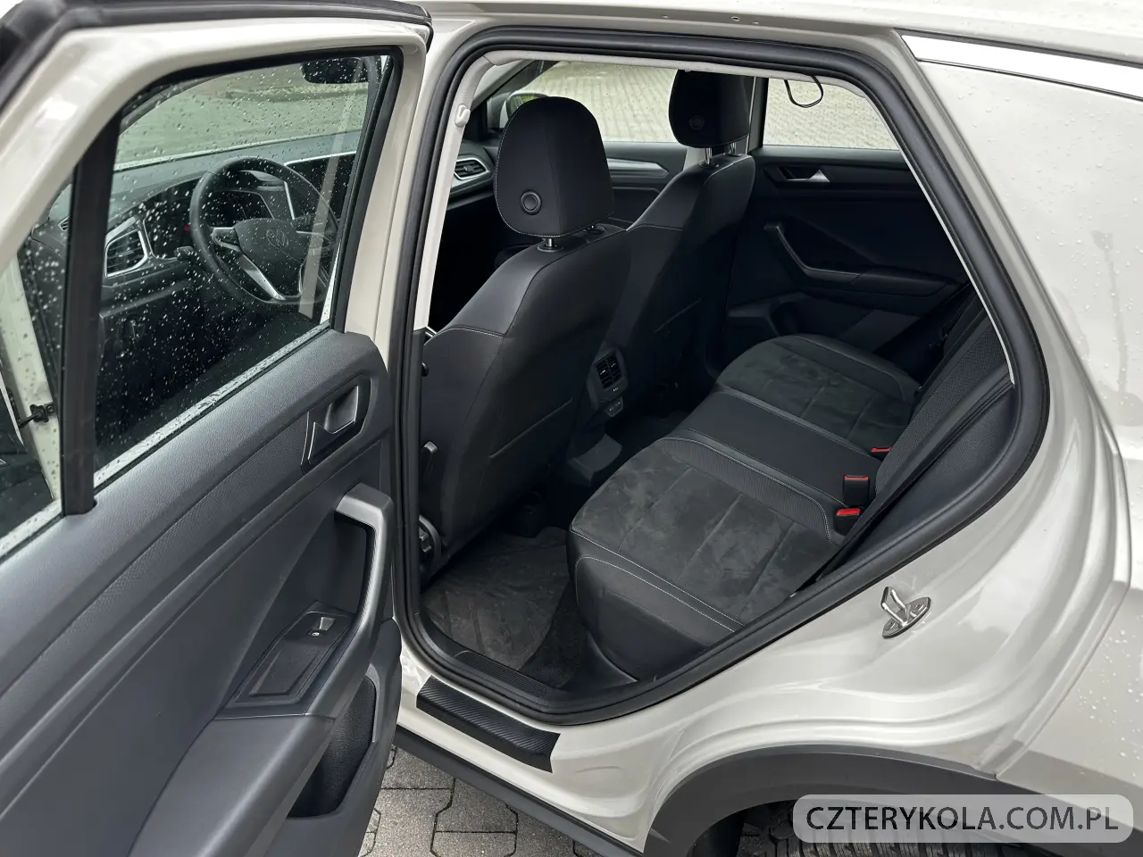 Volkswagen- T-Roc- 2024 